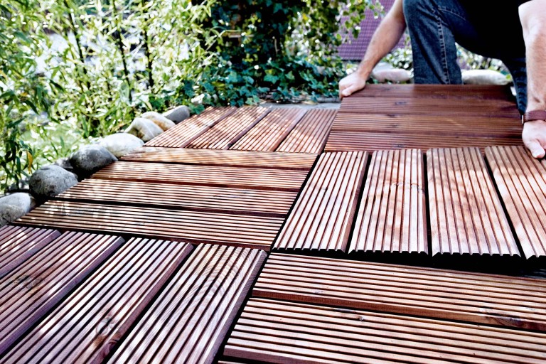 Poser des dalles de terrasse en bois